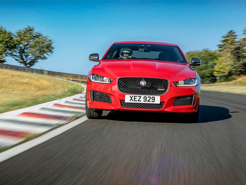 جاكوار XE تسجل إنجازاً جديداً على حلبة سباقات منسية في فرنسا